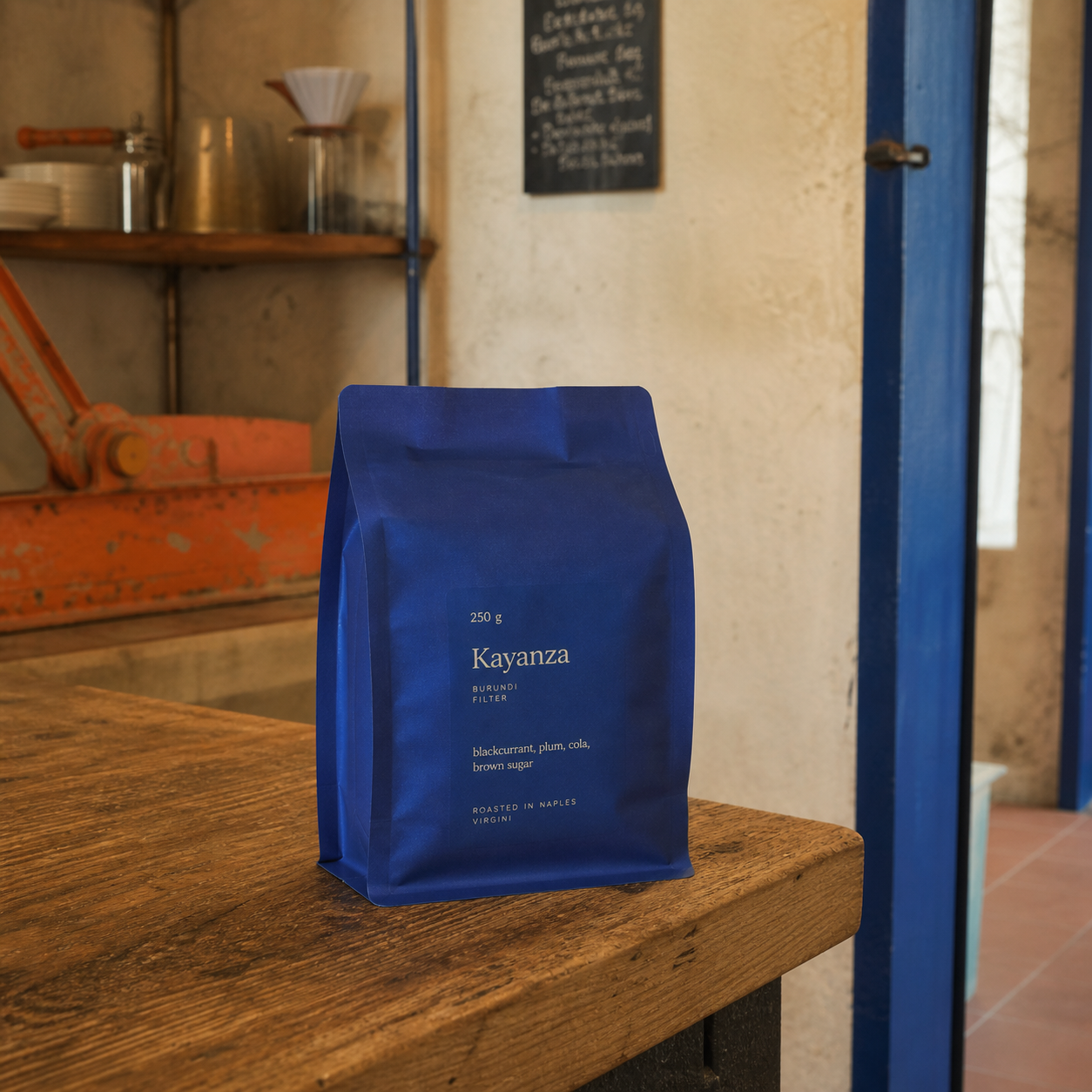 Sacchetto blu di caffè Kayanza, Burundi, da 250 g su un tavolo di legno