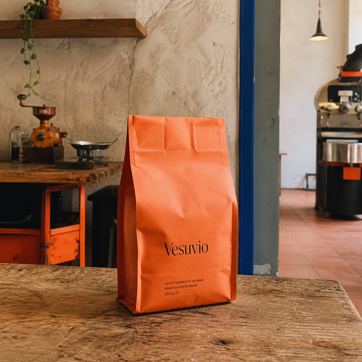 Sacchetto arancione di caffè Vesuvio da 250 g su un tavolo di legno